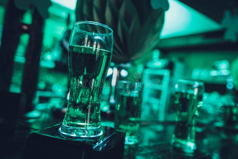 Zielona Piwna pozycja na barze Odpierającym przy pubem zdjęcia stock