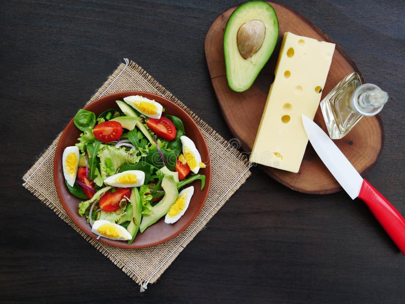 Zielona sałatka z arugula, dziecko szpinak, avocado obraz royalty free Zielona sałatka z arugula, dziecko szpinak, avocado obraz royalty free