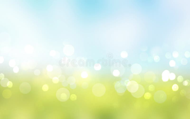 Zielona trawa niebieskie niebo zamazane na tle Krajobraz przyrodniczy w centrum uwagi obraz royalty free
