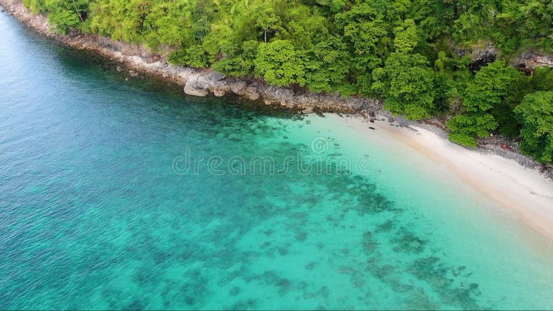 Zielona wyspa z morską plażą z widokiem na powietrze. tropikalny charakter