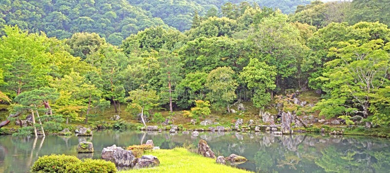 Zielone rośliny, drzewa, góra, jezioro z odbiciem w Japonia ze fotografia royalty free