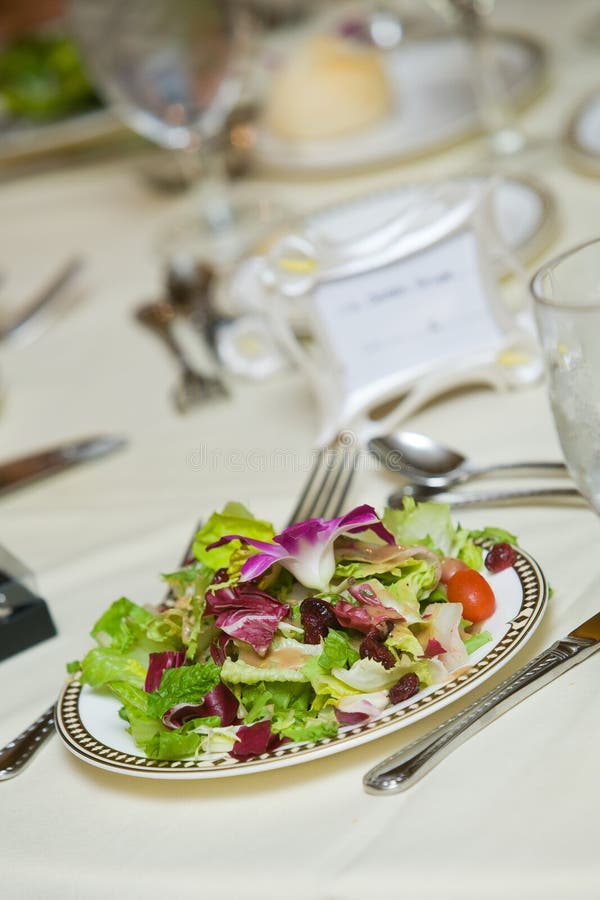 Stół weselny z zieloną sałatą fotografia royalty free