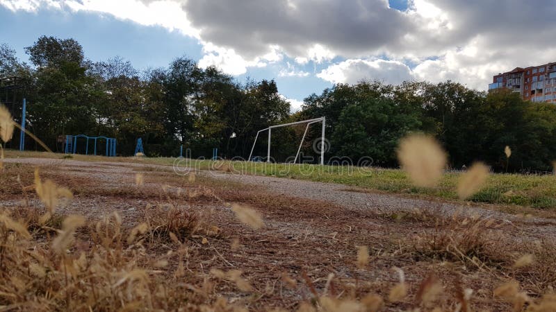 Zielony boisko do piłki nożnej z białą futbolową bramą obraz stock Zielony boisko do piłki nożnej z białą futbolową bramą obraz stock