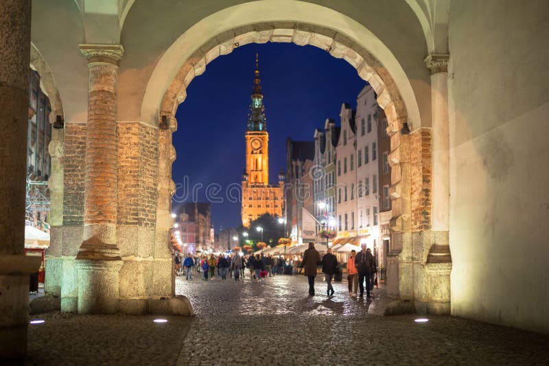 Zielony brama widok dla urzędu miasta Gdański przy nocą fotografia stock Zielony brama widok dla urzędu miasta Gdański przy nocą fotografia stock