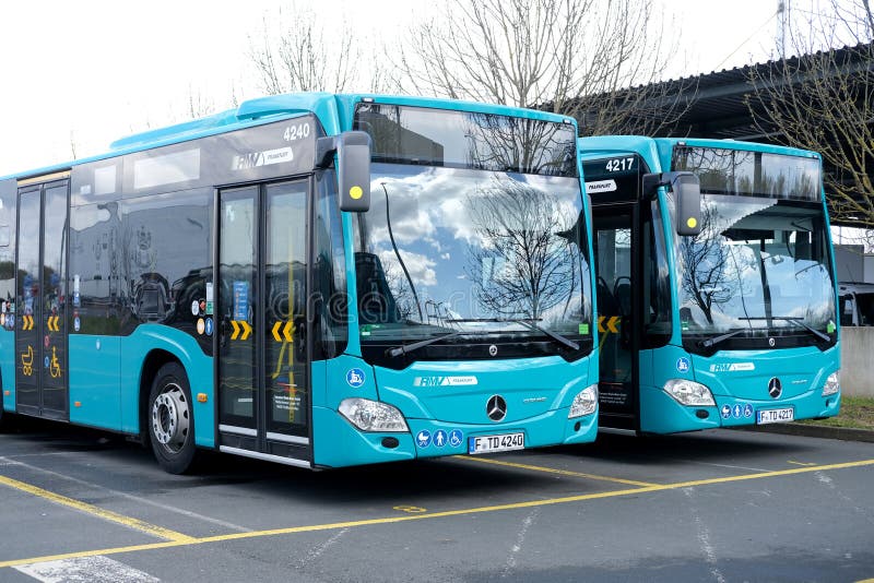 Zielony miejski autobus na przystanku autobusowym z transparentami pacyfistycznymi i antywojennym wiecem w pobliżu konsulatu gener obrazy royalty free