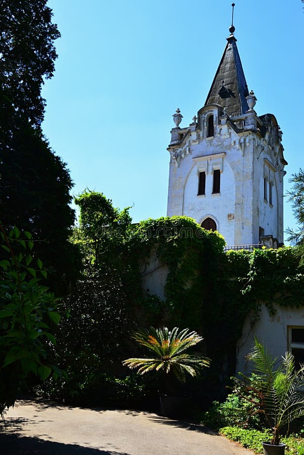 Zielony podwórko stary dwór w arboretum Mlynany, Sistani, podczas pogodnego wiosna sezonu, dwór magistrali wierza widoczny fotografia stock Zielony podwórko stary dwór w arboretum Mlynany, Sistani, podczas pogodnego wiosna sezonu, dwór magistrali wierza widoczny fotografia stock