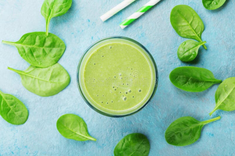 Zielony szpinaka smoothie na błękitnym stołowym odgórnym widoku Detox i diety jedzenie dla śniadania