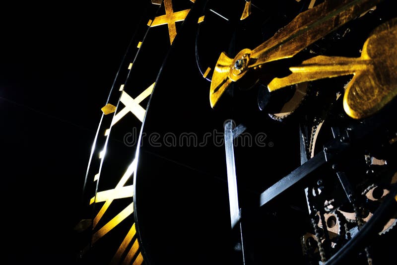 Ziffernblatt mit offenem Mechanismus mit goldenen Spaten formen Stundenzeiger und römische Ziffern lizenzfreies stockfoto Ziffernblatt mit offenem Mechanismus mit goldenen Spaten formen Stundenzeiger und römische Ziffern lizenzfreies stockfoto