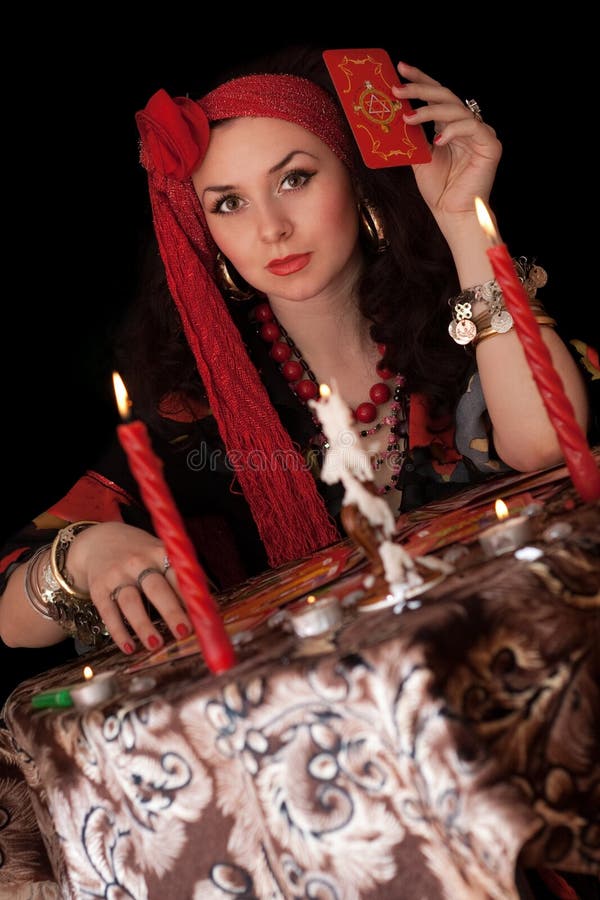 Zigeunerfrau, die mit Karten sitzt. Getrennt