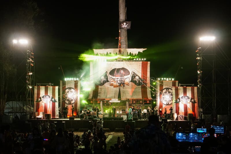 Zigeunerkarnevalskonzert, karibisches Themastadium des Piraten stockfotos Zigeunerkarnevalskonzert, karibisches Themastadium des Piraten stockfotos