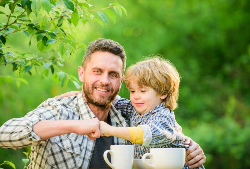 zij houden van samen etend Het gezonde voedsel van het weekendontbijt Familiedag het plakken de vader en de zoon eten openlucht K royalty-vrije stock afbeeldingen zij houden van samen etend Het gezonde voedsel van het weekendontbijt Familiedag het plakken de vader en de zoon eten openlucht K royalty-vrije stock afbeeldingen