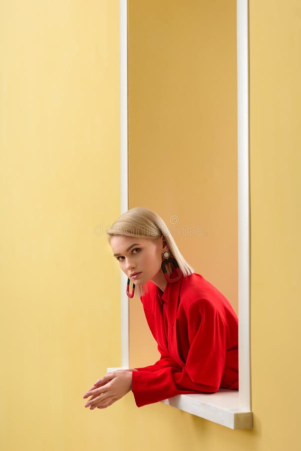 zijaanzicht van blonde modieuze vrouw stock foto zijaanzicht van blonde modieuze vrouw stock foto