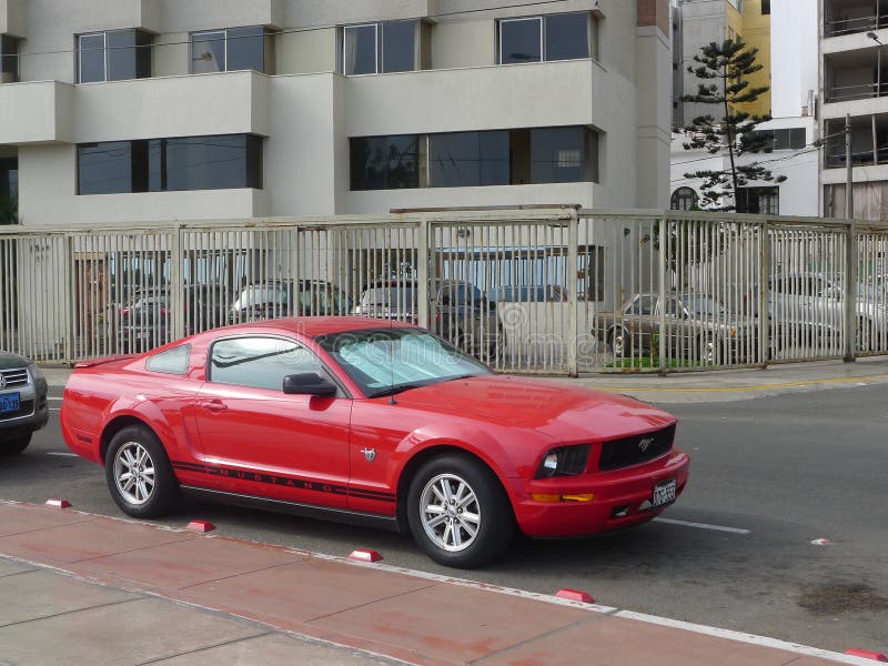 Zijaanzicht van de Verjaardagsuitgave van Ford Mustang vijfenveertigste royalty-vrije stock afbeeldingen Zijaanzicht van de Verjaardagsuitgave van Ford Mustang vijfenveertigste royalty-vrije stock afbeeldingen