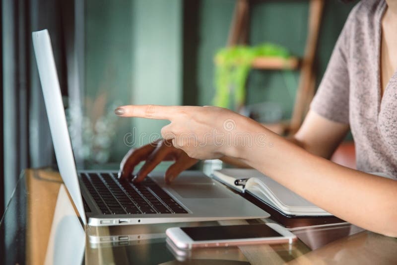 Zijaanzicht van freelance of student Pointing aan het belangrijke informatiedetail op haar laptop van het computernotitieboekje e stock foto's Zijaanzicht van freelance of student Pointing aan het belangrijke informatiedetail op haar laptop van het computernotitieboekje e stock foto's