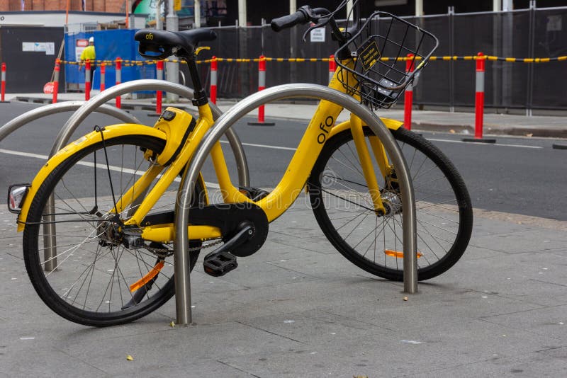 Zijaanzicht van gele die OFO-fietsen in het parkeerterrein worden geparkeerd stock fotografie Zijaanzicht van gele die OFO-fietsen in het parkeerterrein worden geparkeerd stock fotografie