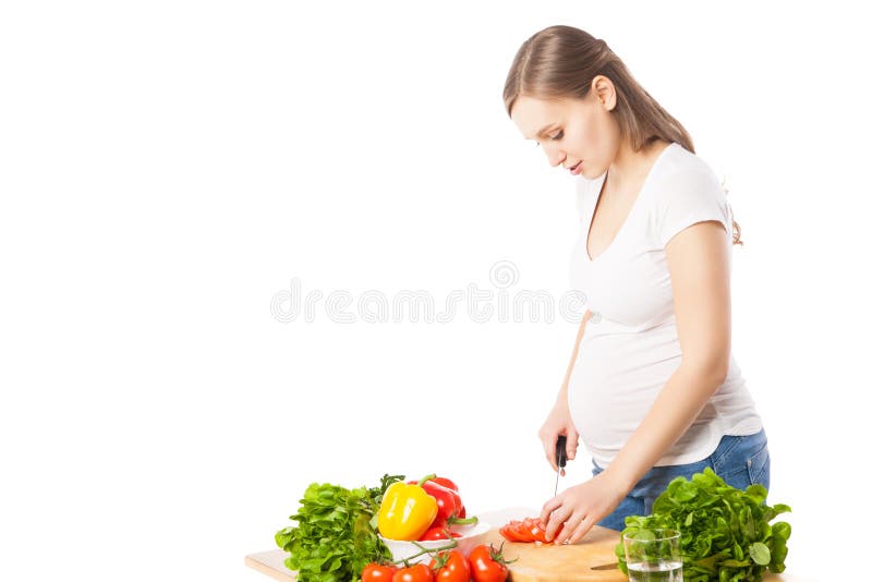 Zijaanzicht van zwangere vrouwen kokende salade stock foto's Zijaanzicht van zwangere vrouwen kokende salade stock foto's