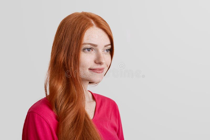 Zijdelings kijkt het portret van nadenkende freckled gember het vrouwelijke model sommige prettige ogenblikken in het leven herin stock afbeelding Zijdelings kijkt het portret van nadenkende freckled gember het vrouwelijke model sommige prettige ogenblikken in het leven herin stock afbeelding