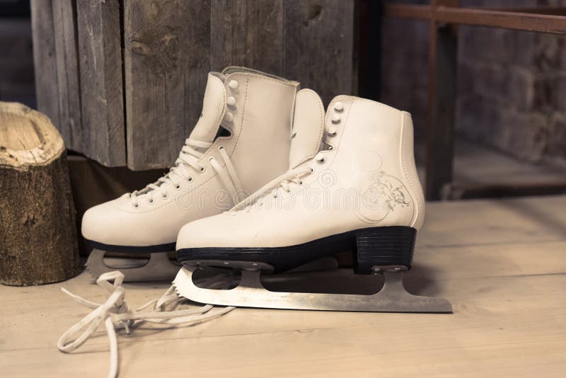Zijn de witte vleten van vrouwen op de vloer vrouwelijk aan vleet De sport van de winter royalty-vrije stock foto Zijn de witte vleten van vrouwen op de vloer vrouwelijk aan vleet De sport van de winter royalty-vrije stock foto