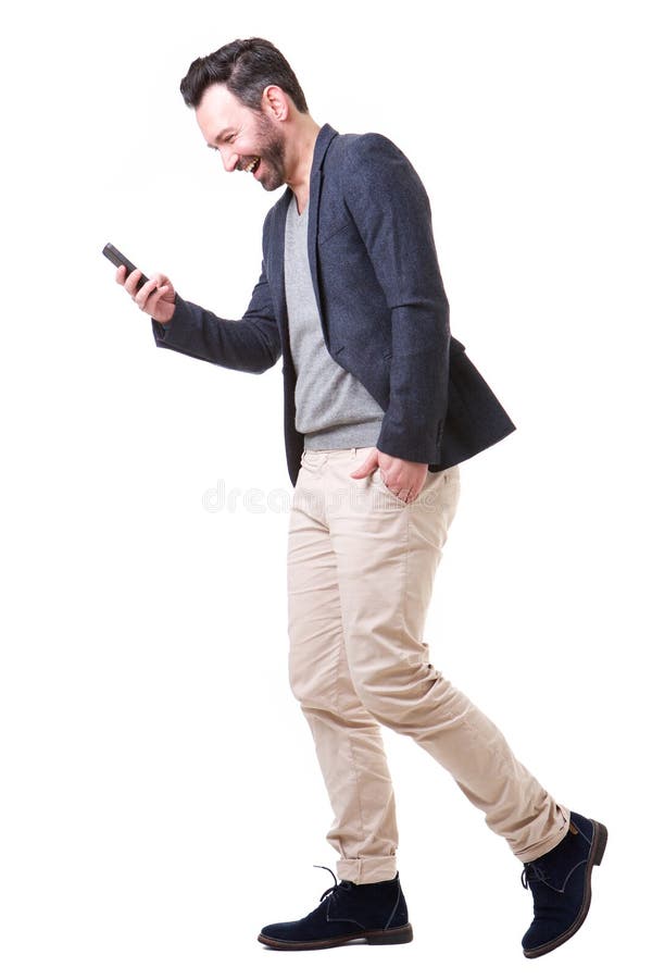 Zijportret van de gelukkige mens die cellphone bekijken royalty-vrije stock foto Zijportret van de gelukkige mens die cellphone bekijken royalty-vrije stock foto