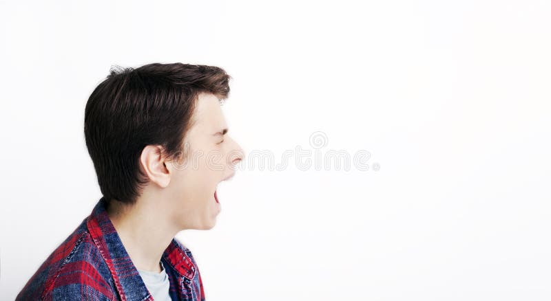 Zijportret van een het schreeuwen emotionele schreeuw van de mensenwoede stock foto Zijportret van een het schreeuwen emotionele schreeuw van de mensenwoede stock foto
