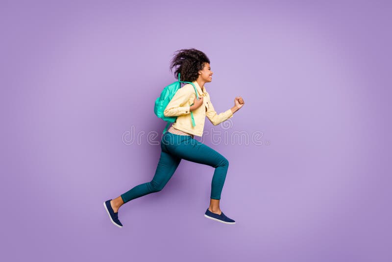 Zijprofiel foto van de volledige lengte van het lichaam van een vrolijk positief springend meisje met broek geel shirt