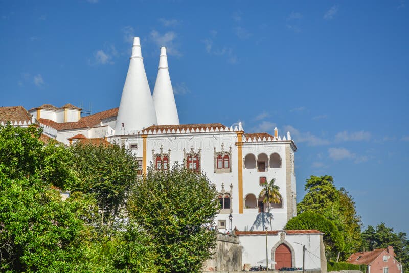 Zijvoorgevel van Nationaal Sintra-Paleis in Portugal royalty-vrije stock afbeeldingen Zijvoorgevel van Nationaal Sintra-Paleis in Portugal royalty-vrije stock afbeeldingen