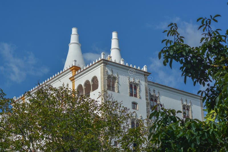 Zijvoorgevel van Nationaal Sintra-Paleis in Portugal stock afbeelding Zijvoorgevel van Nationaal Sintra-Paleis in Portugal stock afbeelding