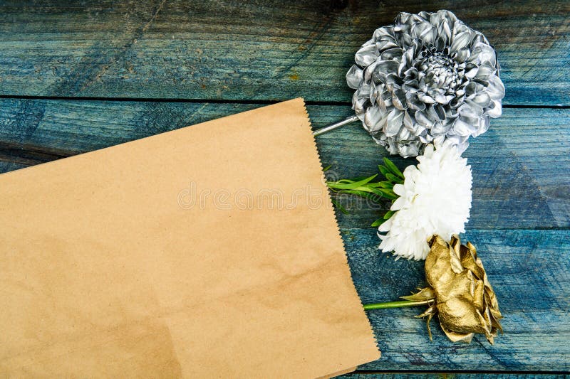 Zilveren gouden en vers nam met chrysantenbloem toe Natuurlijke Schoonheid gemetalliseerd antiek decor Uitstekende groetkaart stock fotografie Zilveren gouden en vers nam met chrysantenbloem toe Natuurlijke Schoonheid gemetalliseerd antiek decor Uitstekende groetkaart stock fotografie