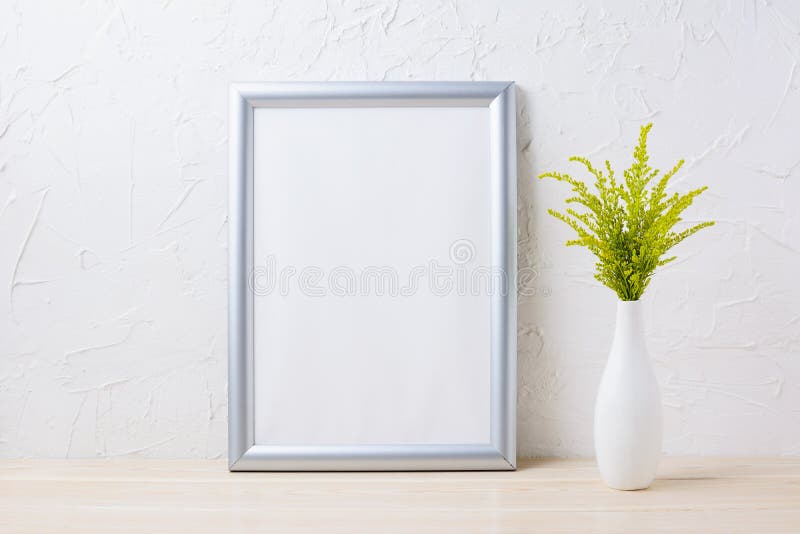 Zilveren kadermodel met siergras in uitstekende vaas stock fotografie Zilveren kadermodel met siergras in uitstekende vaas stock fotografie
