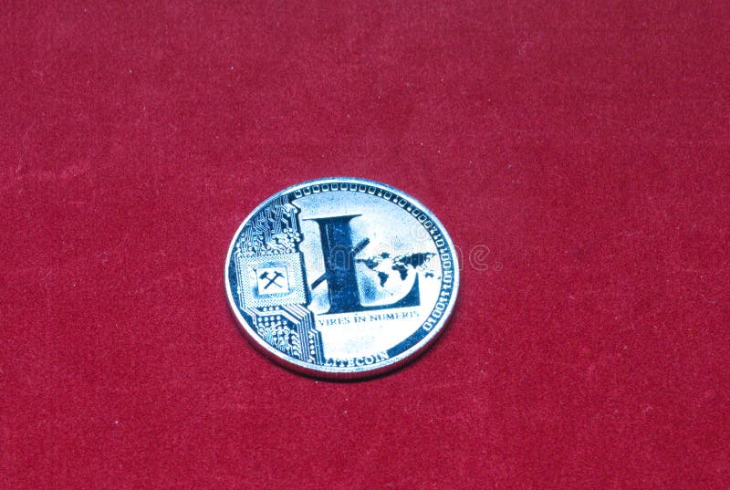 Zilveren litecoin op een rode achtergrond stock foto Zilveren litecoin op een rode achtergrond stock foto