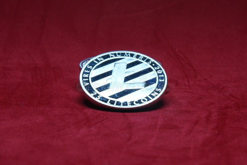 Zilveren litecoin op een rode achtergrond stock afbeeldingen Zilveren litecoin op een rode achtergrond stock afbeeldingen