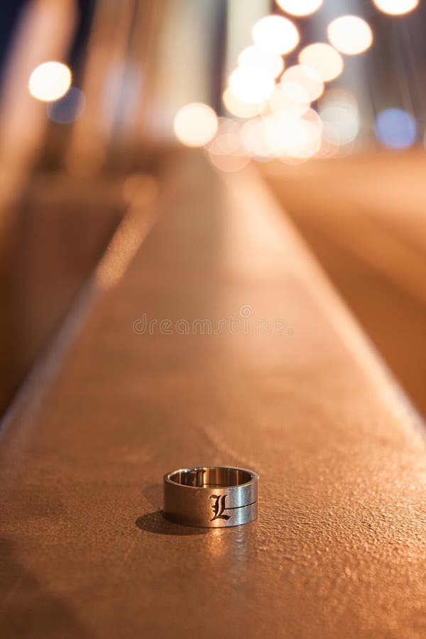 Zilveren ring op achtergrondbrug royalty-vrije stock foto's Zilveren ring op achtergrondbrug royalty-vrije stock foto's