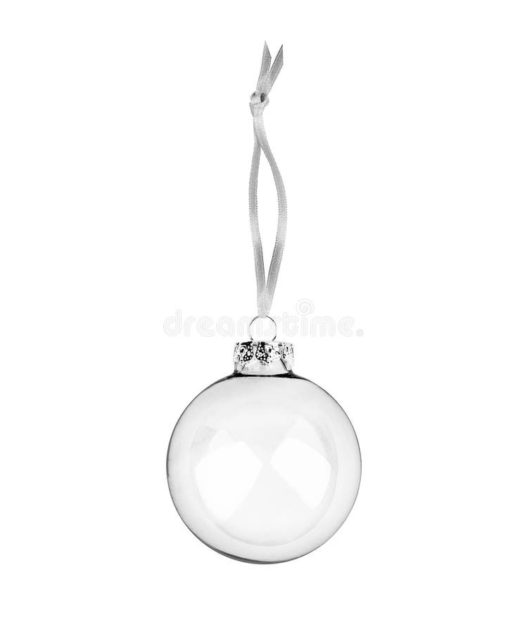 Zilveren transparante glazen bal aan de witte achtergrond van lint, geïsoleerd dicht bij witte kerstboomversiering, nieuw jaar