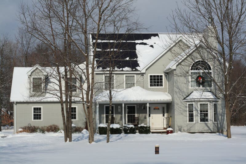Zima dom z panel słoneczny i Bożenarodzeniowym wiankiem
