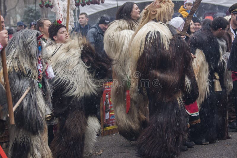 Zima maskaradowy festiwal Kukerlandia w Yambol miasteczku, Bułgaria zdjęcie stock Zima maskaradowy festiwal Kukerlandia w Yambol miasteczku, Bułgaria zdjęcie stock