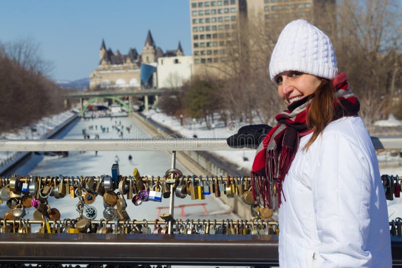 Zima portret kobieta przy Ottawa Rideau kanałem z miłością obrazy royalty free Zima portret kobieta przy Ottawa Rideau kanałem z miłością obrazy royalty free