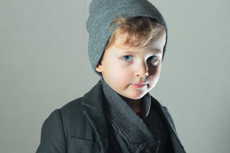 Zima Stylowy Little Boy przystojny dziecka Moda dzieciaki nakrętka niebieskie oczy obraz stock Zima Stylowy Little Boy przystojny dziecka Moda dzieciaki nakrętka niebieskie oczy obraz stock