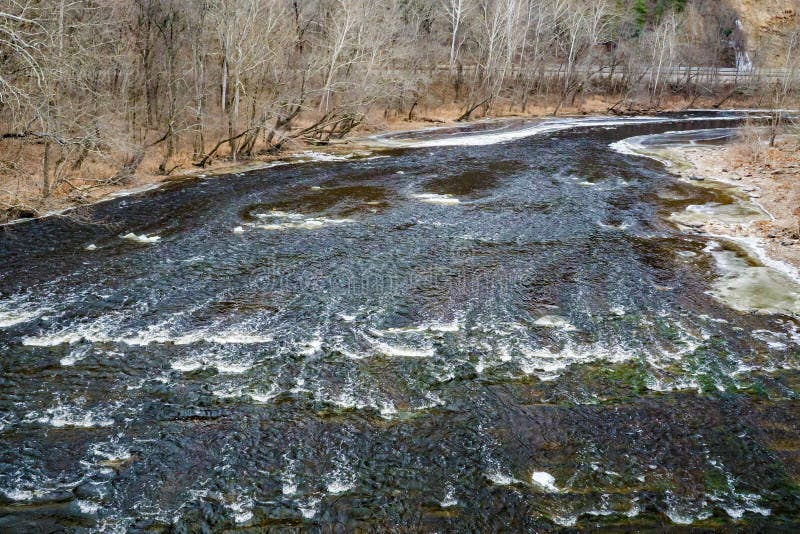 Zima widok gwałtowni na James River zdjęcia stock Zima widok gwałtowni na James River zdjęcia stock