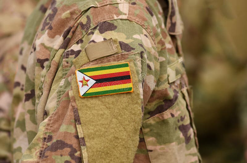 Zimbabwe flaga na żołnierz ręce Zimbabwe gromadzi się kolaż zdjęcia royalty free