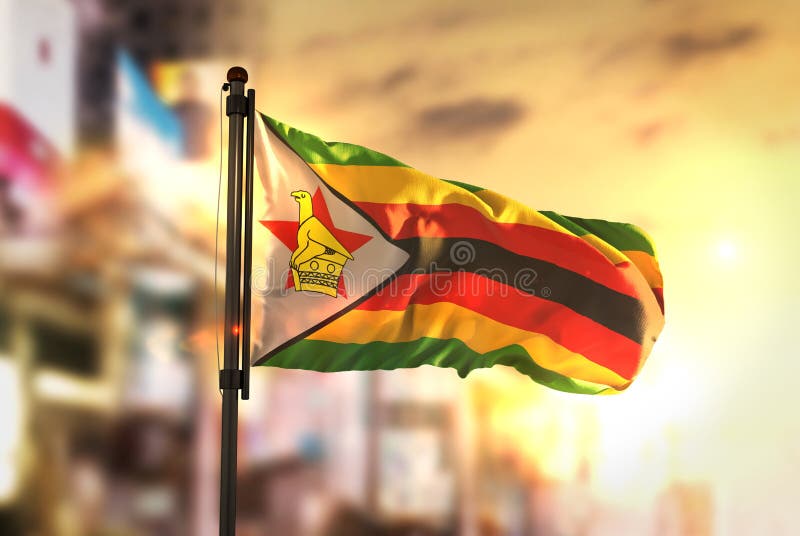 Zimbabwe flaga Przeciw miasta Zamazanemu tłu Przy wschodem słońca Backlig zdjęcia stock