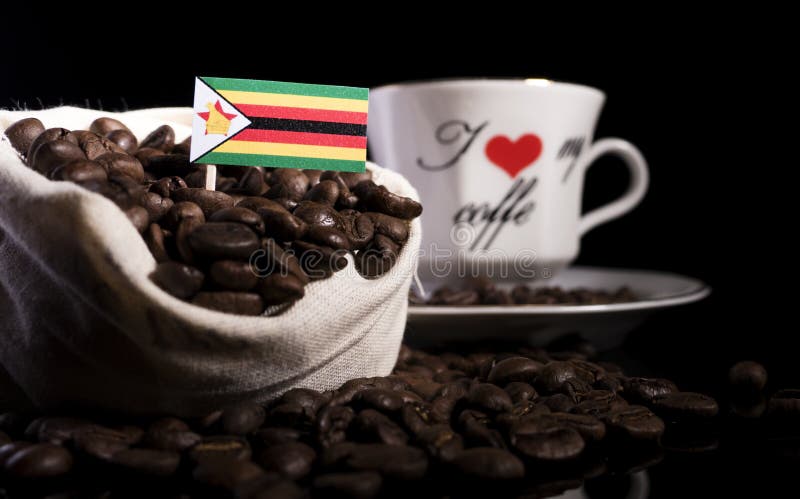 Zimbabwe flaga w torbie z kawowymi fasolami na czerni obraz stock