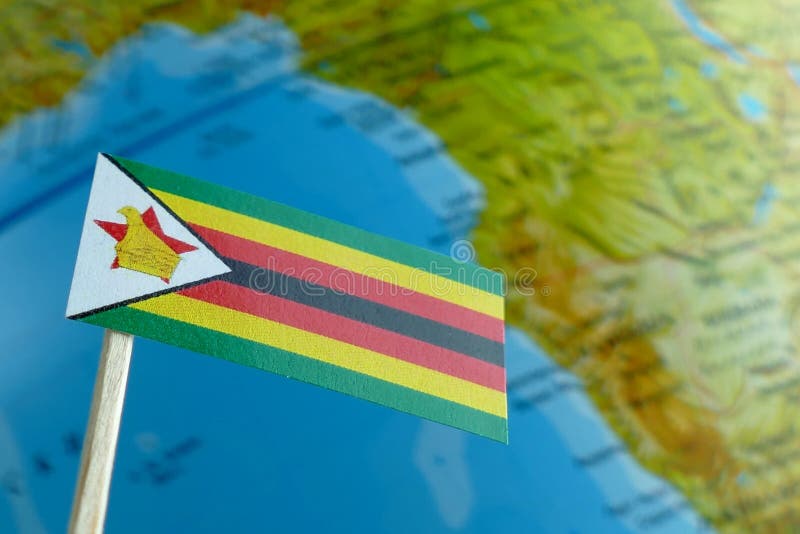 Zimbabwe flaga z kuli ziemskiej mapą jako tło obraz royalty free