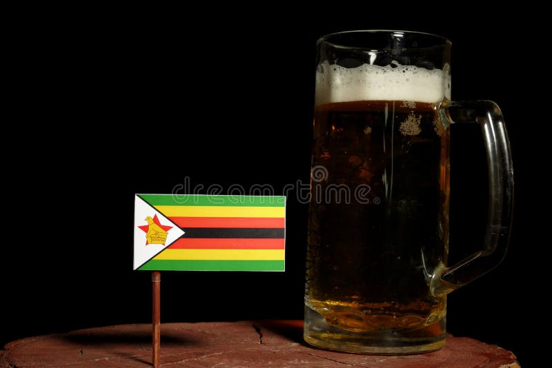 Zimbabwe flaga z piwnym kubkiem na czerni obraz stock