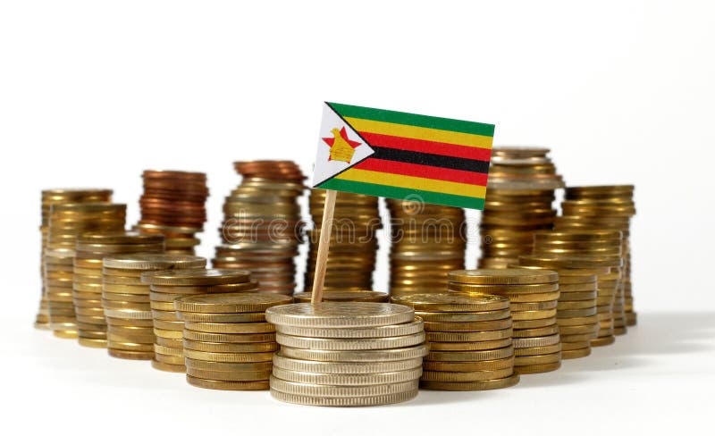 Zimbabwe flaga z stertą pieniądze monety obrazy royalty free