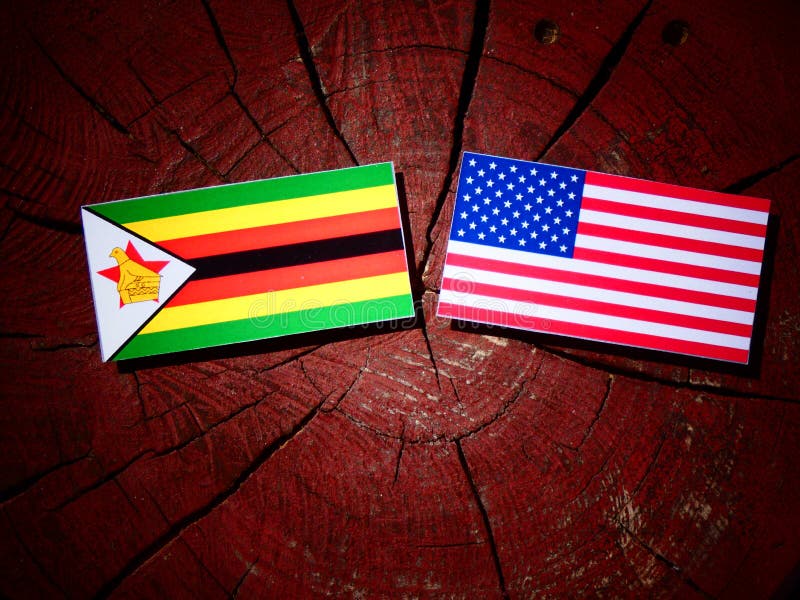 Zimbabwe flaga z usa flaga na drzewnym fiszorku zdjęcie royalty free