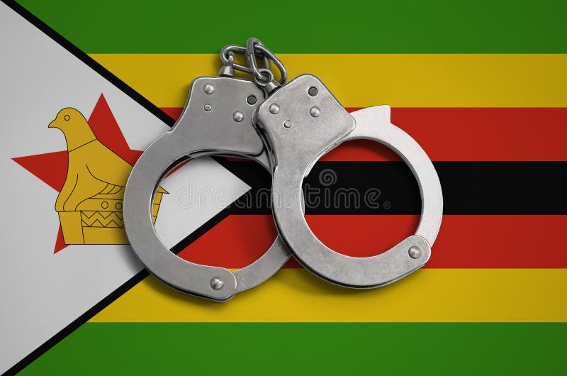 Zimbabwe polici i flaga kajdanki Pojęcie święcenie prawo w kraju i ochrona od przestępstwa fotografia stock