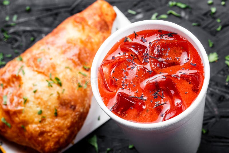 Zimna pomidorowa gazpacho polewka w szkle dla lata z lodowym i Gruzińskim khachapuri - flatbread z serem na ciemnym drewnianym tl zdjęcie stock Zimna pomidorowa gazpacho polewka w szkle dla lata z lodowym i Gruzińskim khachapuri - flatbread z serem na ciemnym drewnianym tl zdjęcie stock