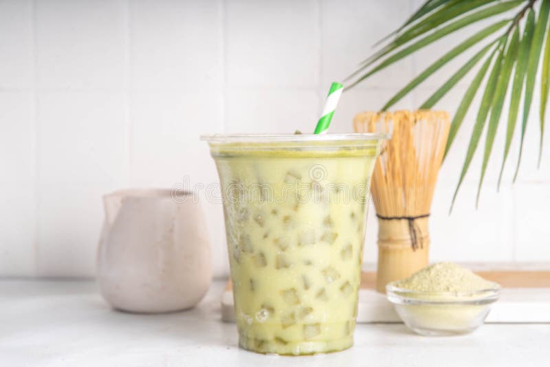 Zimny napój latte z lodowatej zielonej matchy ilustracji