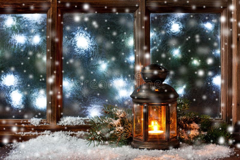 Zimowe okno mrozu z palącą się latarnią, świąteczną lub godziną przygodową