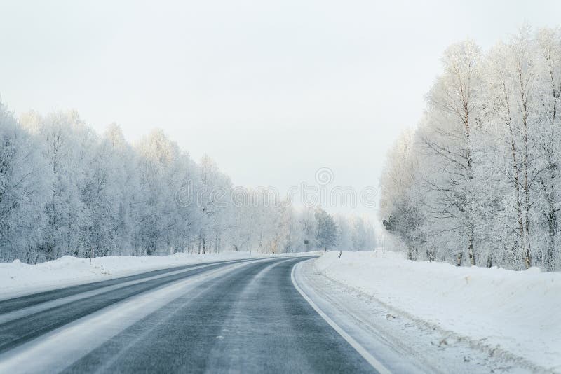 Zimy droga i Śnieżny las przy Zimnym Finlandia fotografia stock